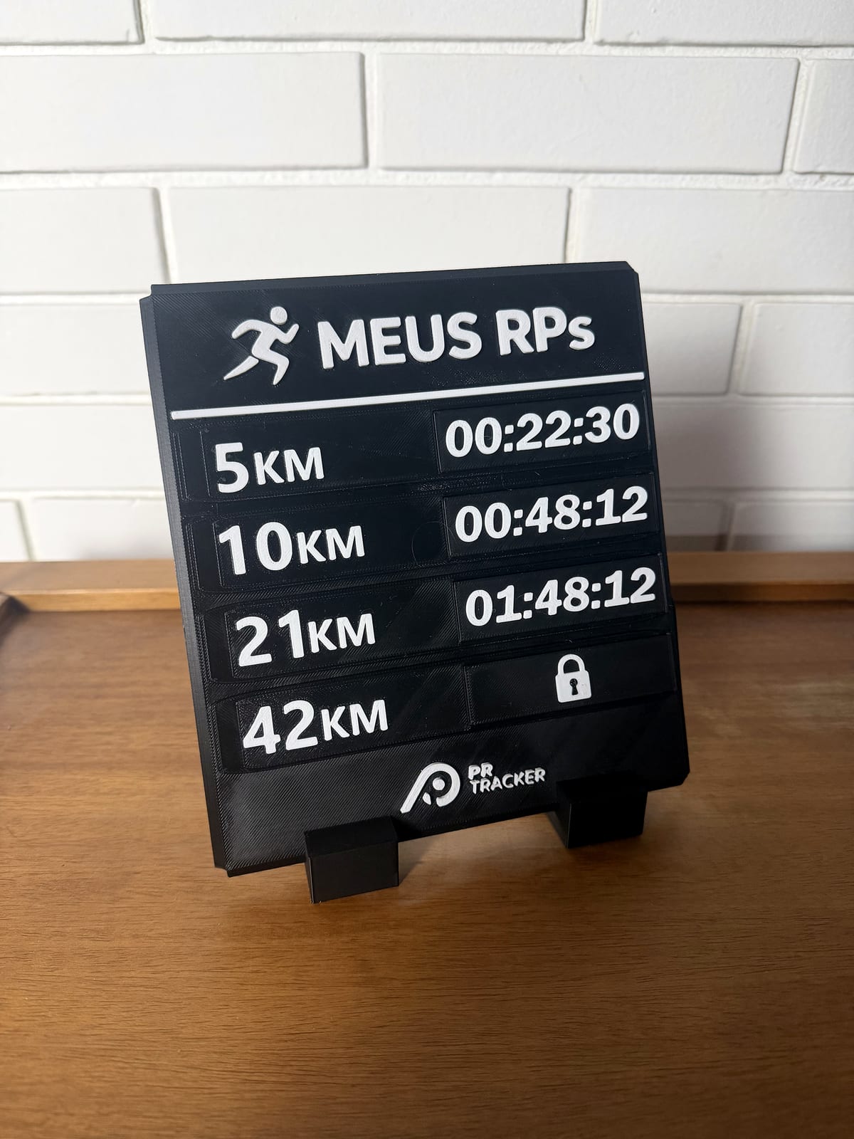 Meus RPs — placa preta com 4 tempos de corrida (5, 10, 21, 42 km)
